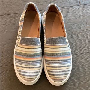 Adorable, stacked, slip on